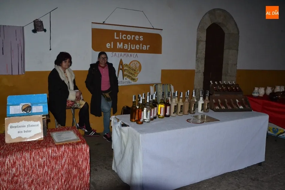 Varios artesanos le dan colorido adicional a la Plazuela del Buen Alcalde durante el Puente  