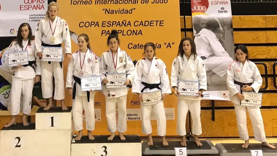 Carla Mateos sobre el podio al final de la competición.