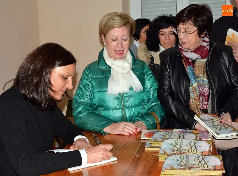 Foto 2 - Koro Benito presenta su libro Vagabunda arropada por muchos amigos y colectivos de Lumbrales