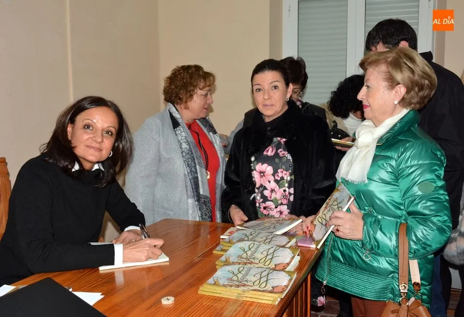 Foto 8 - Koro Benito presenta su libro Vagabunda arropada por muchos amigos y colectivos de Lumbrales