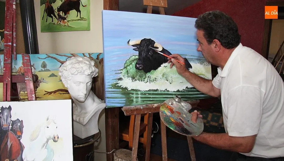 Tomás Bernal Villoria con uno de sus cuadros dedicados al toro bravo
