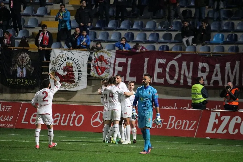 Los jugadores de la Cultural Leonesa celebran el tanto de la victoria ante Felipe. Fotos: Twitter Cultural Leonesa @CyDLeonesa