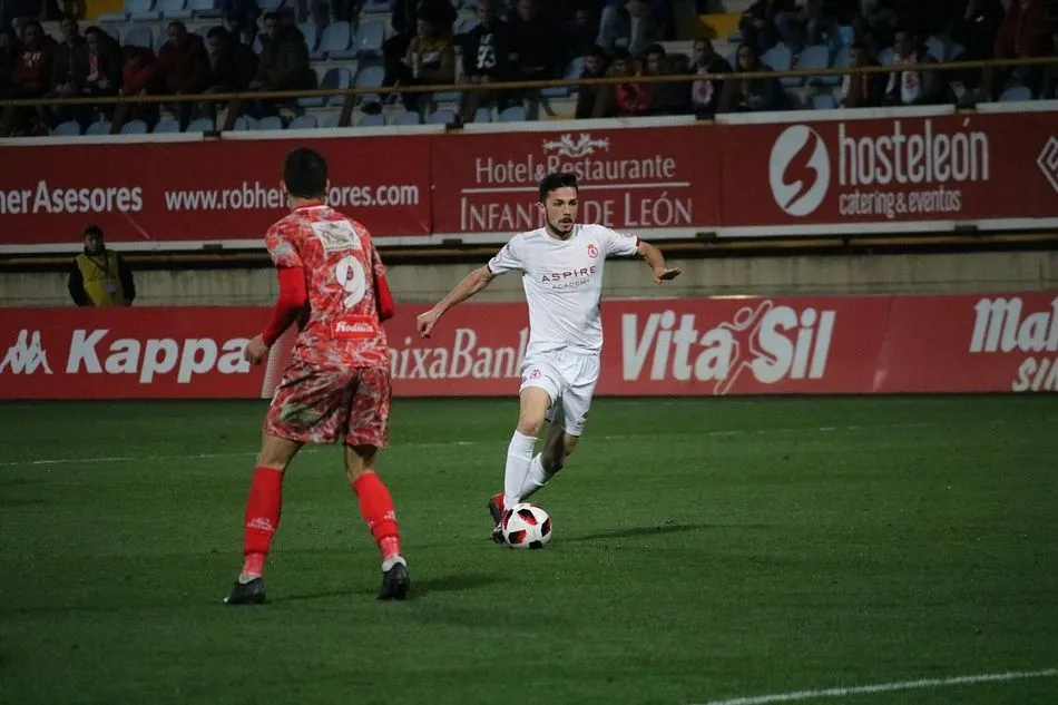 Foto 11 - El CD Guijuelo vuelve a tropezar perdiendo por la m&iacute;nima ante la Cultural Leonesa (1-0)