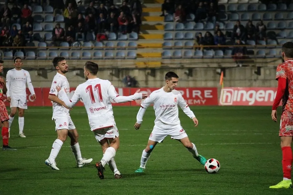Foto 10 - El CD Guijuelo vuelve a tropezar perdiendo por la m&iacute;nima ante la Cultural Leonesa (1-0)