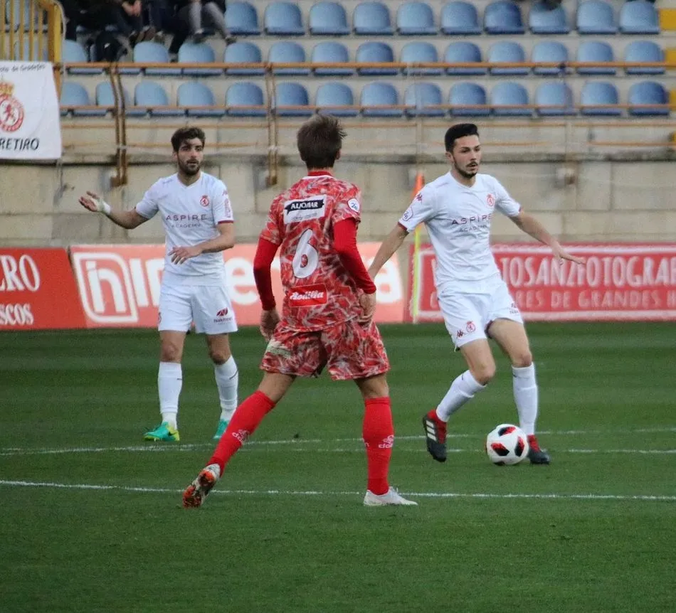 Foto 9 - El CD Guijuelo vuelve a tropezar perdiendo por la m&iacute;nima ante la Cultural Leonesa (1-0)