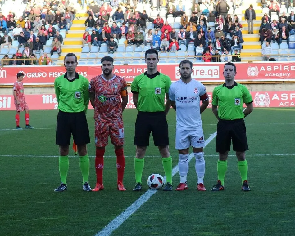 Foto 8 - El CD Guijuelo vuelve a tropezar perdiendo por la m&iacute;nima ante la Cultural Leonesa (1-0)