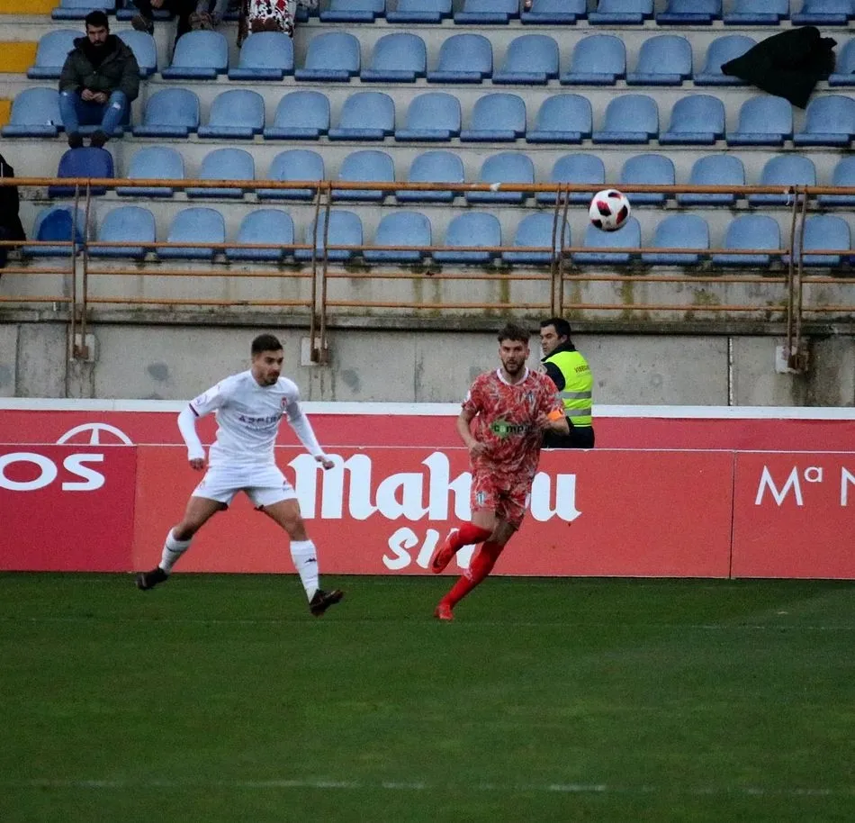 Foto 6 - El CD Guijuelo vuelve a tropezar perdiendo por la m&iacute;nima ante la Cultural Leonesa (1-0)