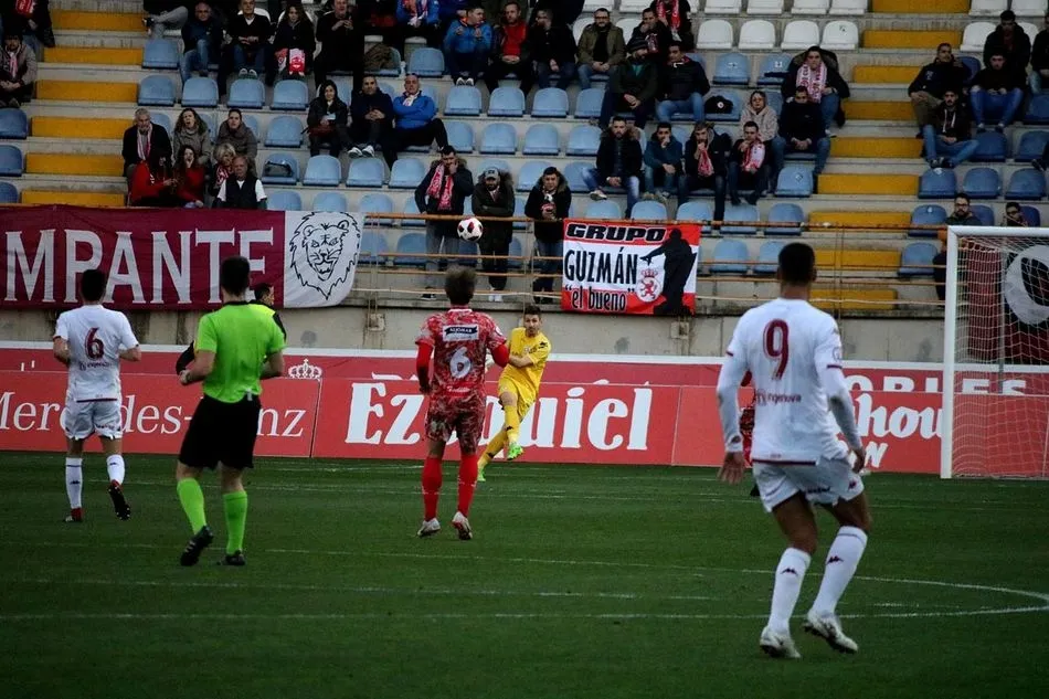 Foto 5 - El CD Guijuelo vuelve a tropezar perdiendo por la m&iacute;nima ante la Cultural Leonesa (1-0)