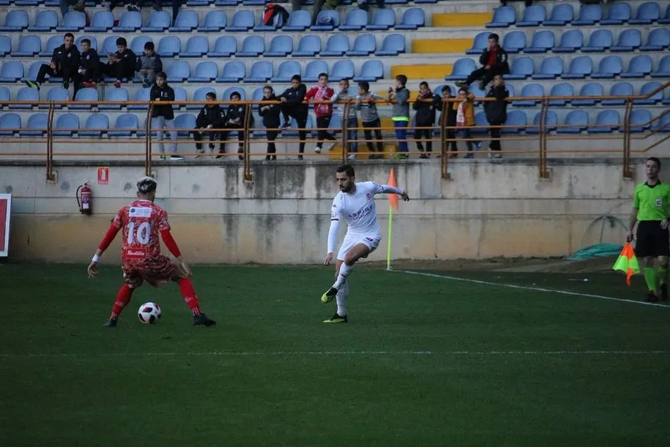 Foto 4 - El CD Guijuelo vuelve a tropezar perdiendo por la m&iacute;nima ante la Cultural Leonesa (1-0)