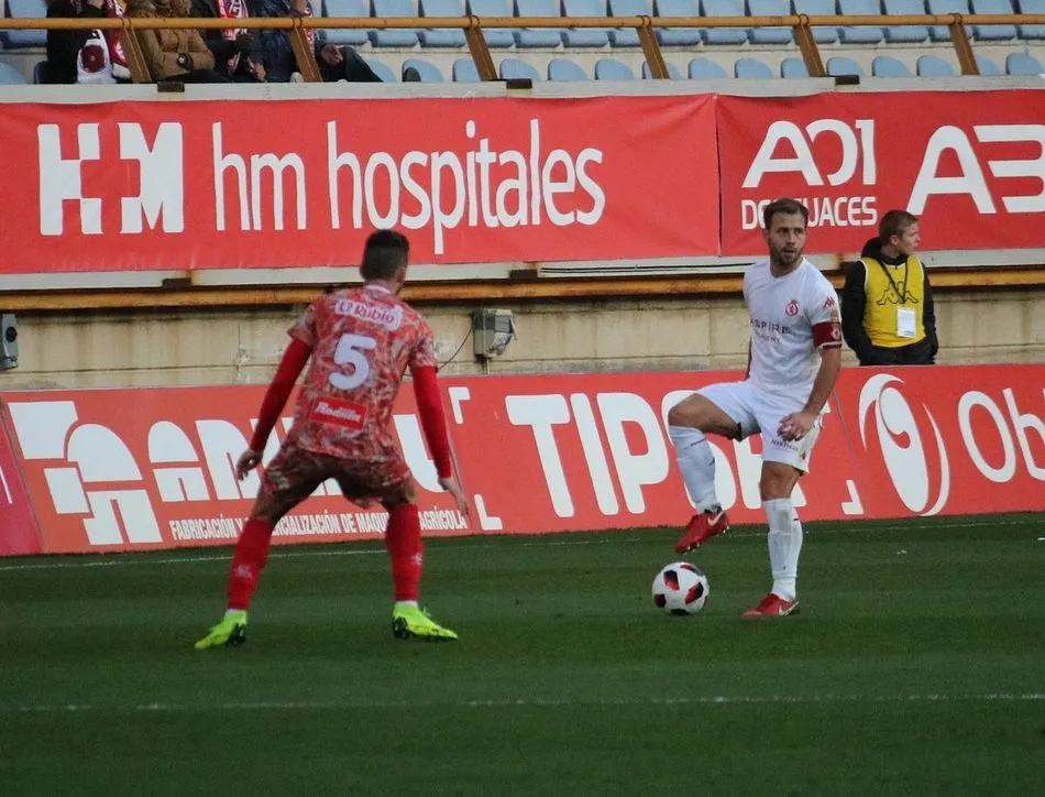 Foto 2 - El CD Guijuelo vuelve a tropezar perdiendo por la m&iacute;nima ante la Cultural Leonesa (1-0)