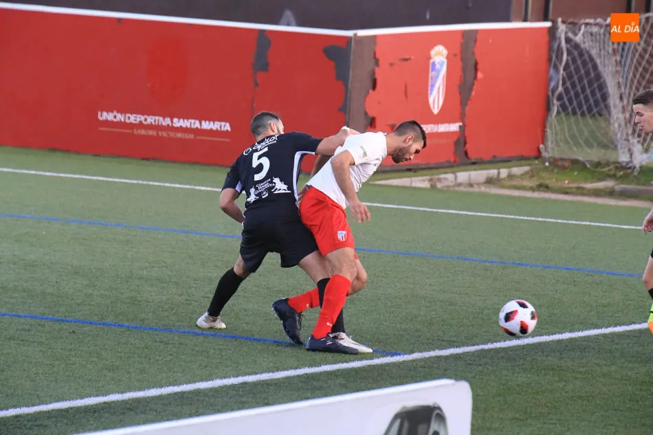 Foto 3 - El Santa Marta se da un homenaje ante el Sporting Uxama (4-1)  