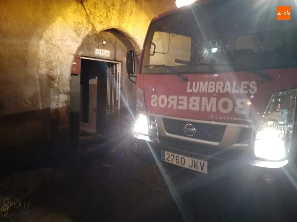 Foto 8 - Bomberos de Lumbrales y Ciudad Rodrigo controlan un incendio en una vivienda en San Felices de los...