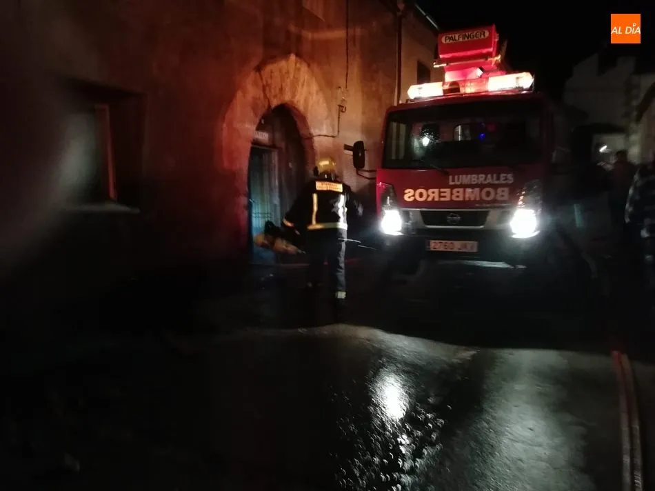 Foto 7 - Bomberos de Lumbrales y Ciudad Rodrigo controlan un incendio en una vivienda en San Felices de los...