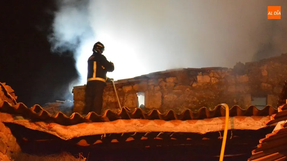 Un bombero trata de sofocar el fuego de la chimenea / E. Corredera
