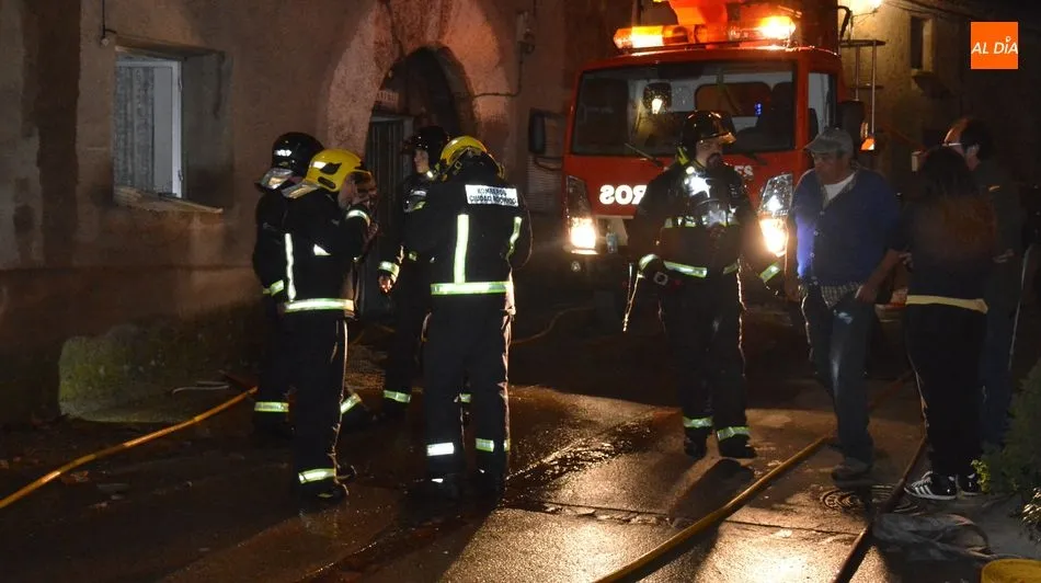Foto 11 - Bomberos de Lumbrales y Ciudad Rodrigo controlan un incendio en una vivienda en San Felices de los...
