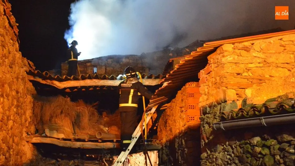 Foto 9 - Bomberos de Lumbrales y Ciudad Rodrigo controlan un incendio en una vivienda en San Felices de los...