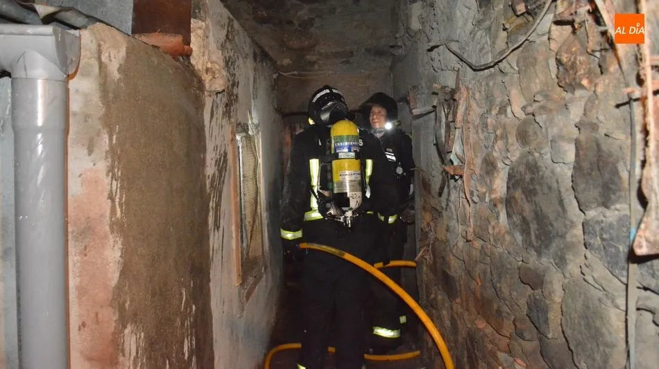 Foto 10 - Bomberos de Lumbrales y Ciudad Rodrigo controlan un incendio en una vivienda en San Felices de los...