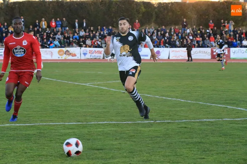 Manjón persigue un balón. / Alberto Martín