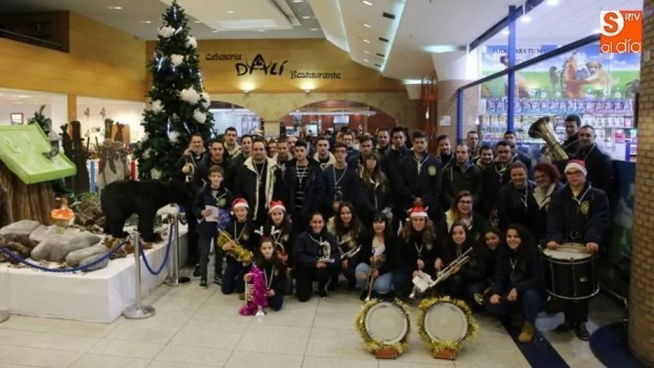 La Hermandad del Cristo del Amor y de la Paz en una campaña solidaria anterior, también en E. Leclerc