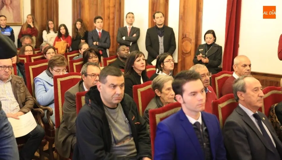 En el acto participaron representantes de diversos colectivos e instituciones de Salamanca. Foto de Alberto Martín