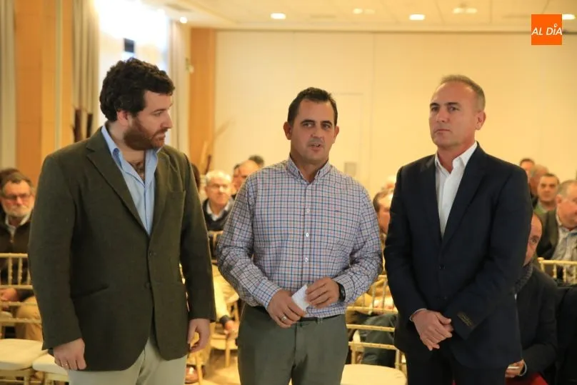 Juan Luis Delgado, presidente de ASAJA Salamanca, junto a dos de los ponentes. Fotos: Alberto Martín