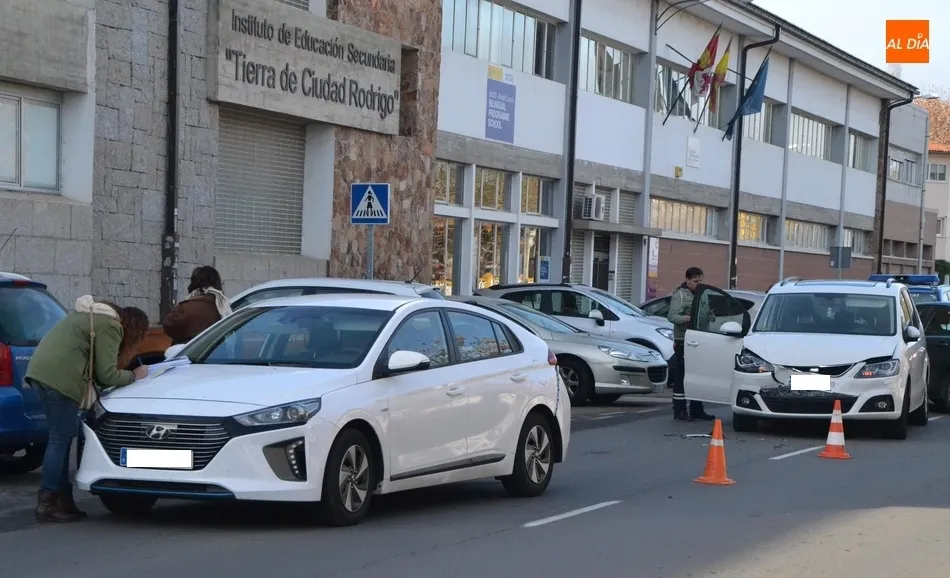 Dos vehículos colisionan a las puertas del IES Tierra  