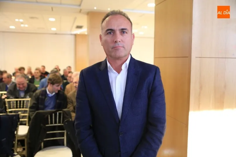 El agricultor palentino Eusebio Miguel Antolín explica la agricultura de alta precisión. Foto: Alberto Martín