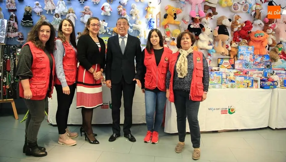 Inauguración del mercadillo solidario con el delegado de la Junta, Bienvenido Mena. Fotos: Alberto Martín