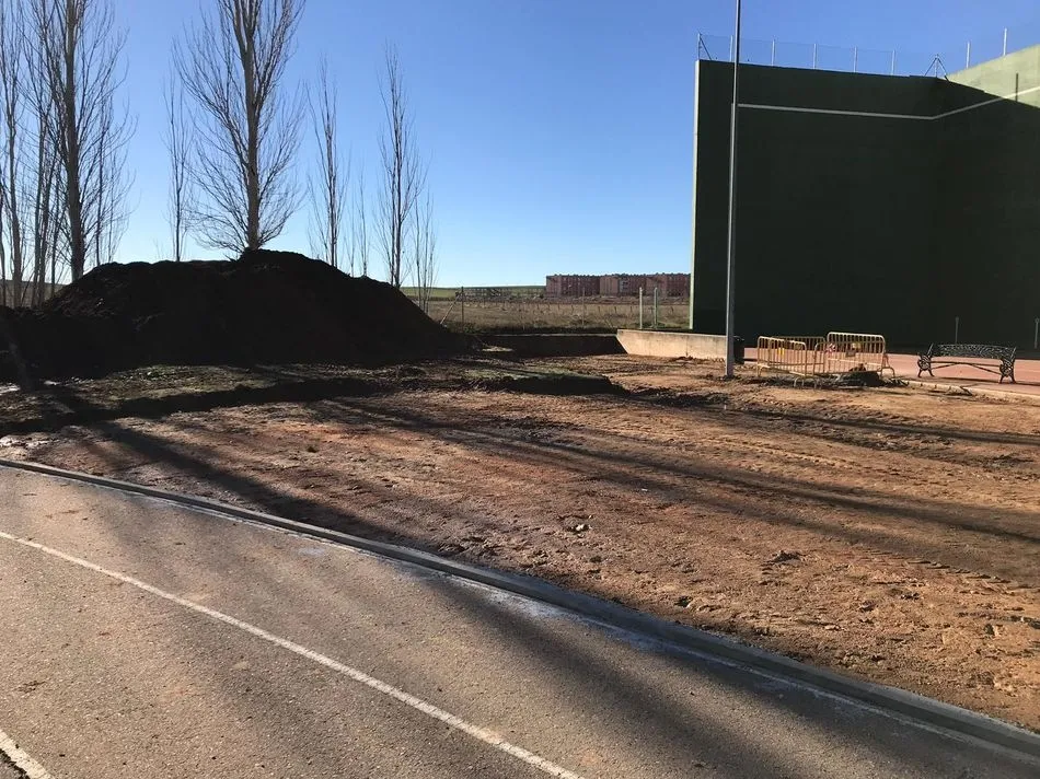Foto 6 - Comienzan las obras de remodelaci&oacute;n de las pistas de atletismo del Complejo Exterior de Carbajosa  