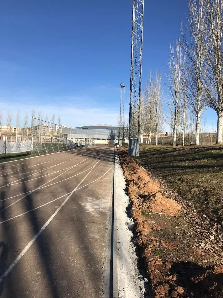Foto 5 - Comienzan las obras de remodelaci&oacute;n de las pistas de atletismo del Complejo Exterior de Carbajosa  