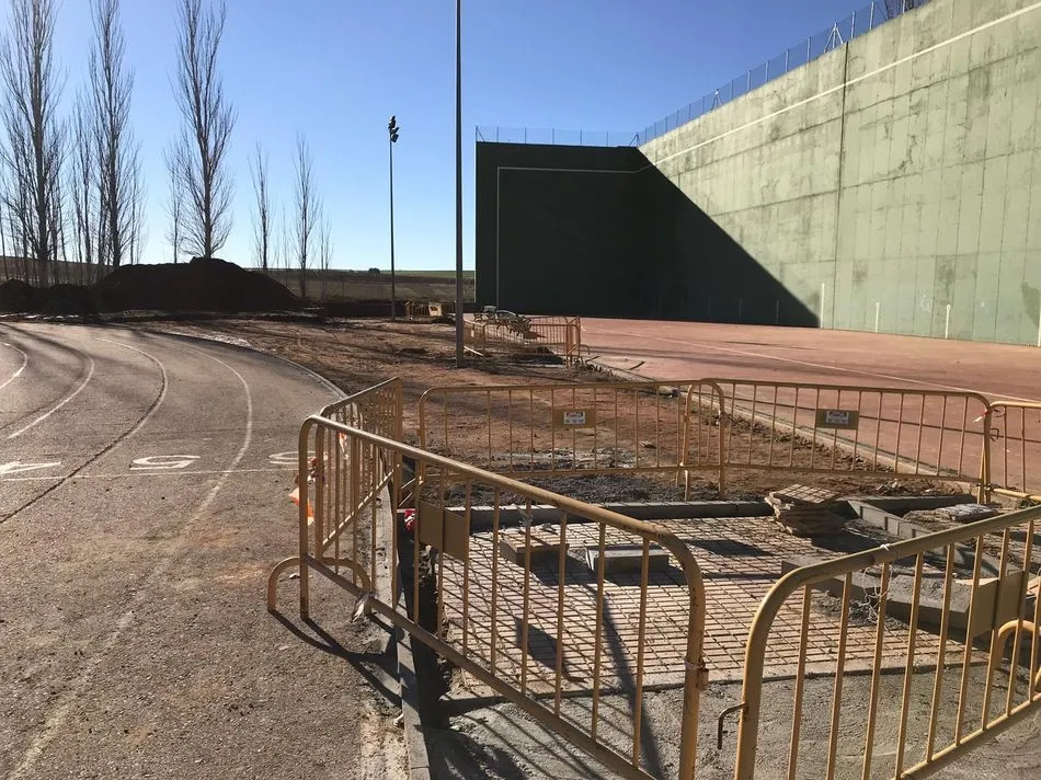 Foto 4 - Comienzan las obras de remodelaci&oacute;n de las pistas de atletismo del Complejo Exterior de Carbajosa  