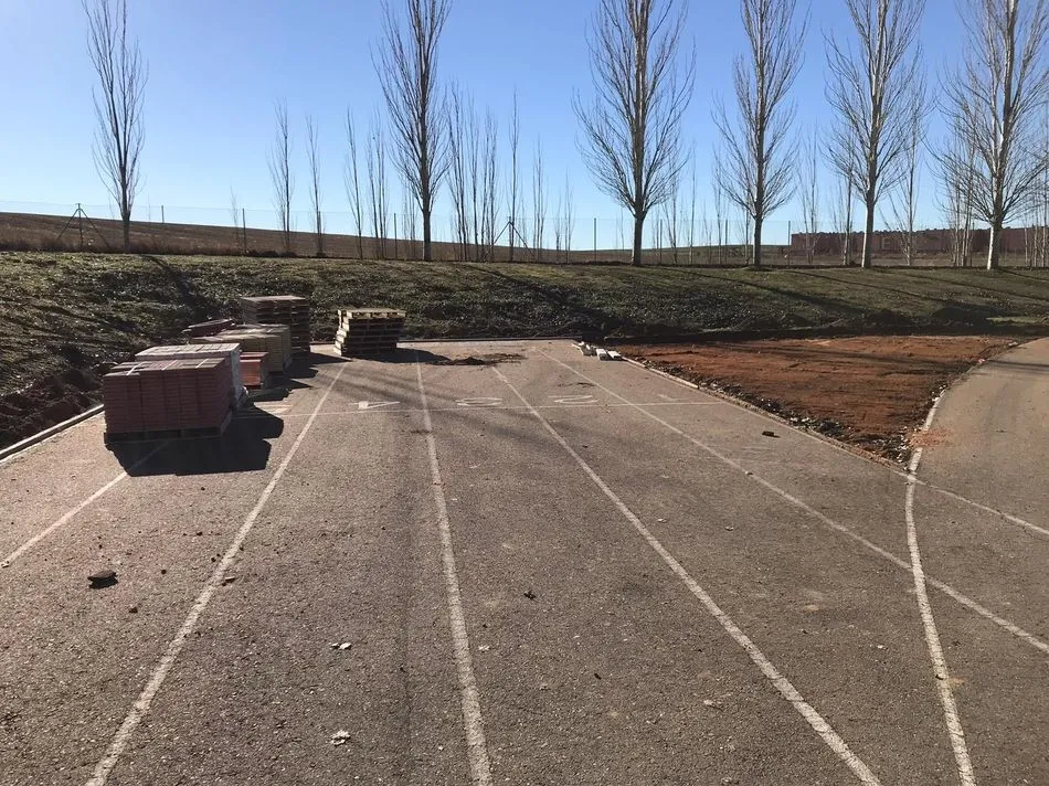Foto 3 - Comienzan las obras de remodelaci&oacute;n de las pistas de atletismo del Complejo Exterior de Carbajosa  