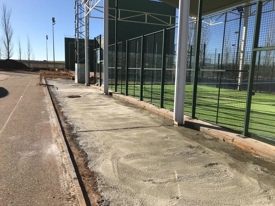 Foto 2 - Comienzan las obras de remodelaci&oacute;n de las pistas de atletismo del Complejo Exterior de Carbajosa  