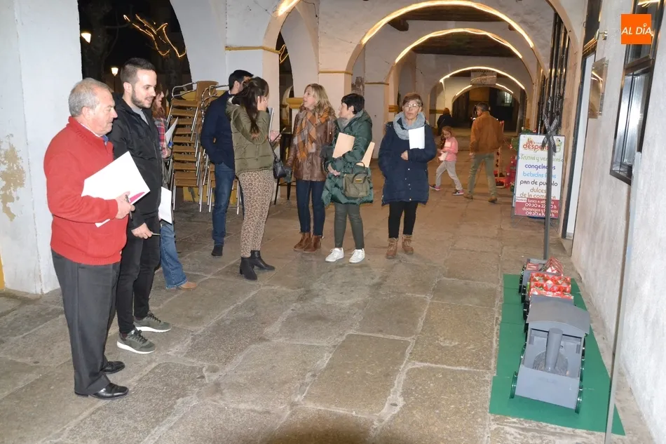 Foto 7 - El Jurado del Concurso de Decoraci&oacute;n de Calles completa la visita a las zonas apuntadas  