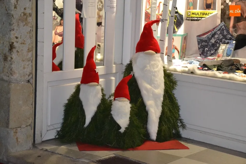 Foto 4 - El Jurado del Concurso de Decoraci&oacute;n de Calles completa la visita a las zonas apuntadas  
