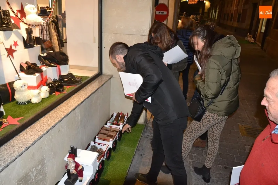 Foto 3 - El Jurado del Concurso de Decoraci&oacute;n de Calles completa la visita a las zonas apuntadas  