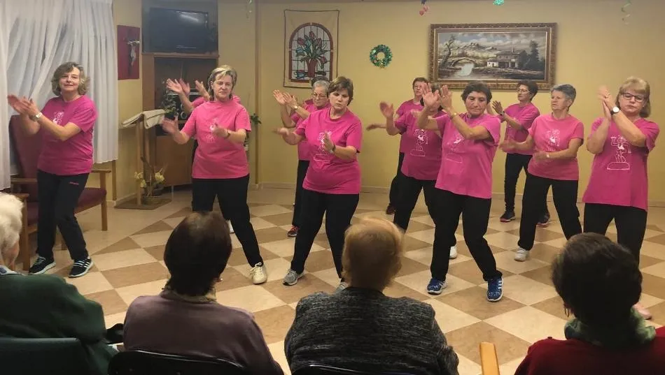 Amanecer lleva su show navideño hasta la Residencia Caracillo  