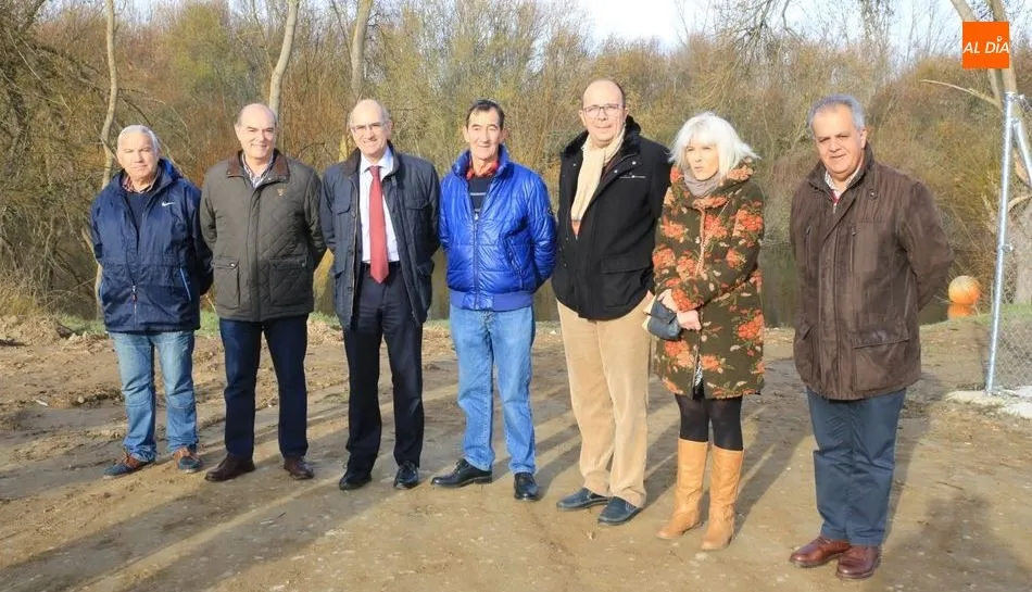 El presidente de la Diputación de Salamanca, Javier Iglesias, junto al alcalde de Encinas de Abajo, José Luis Haro, en el centro, junto a otras autoridades. Foto de Alberto Martín