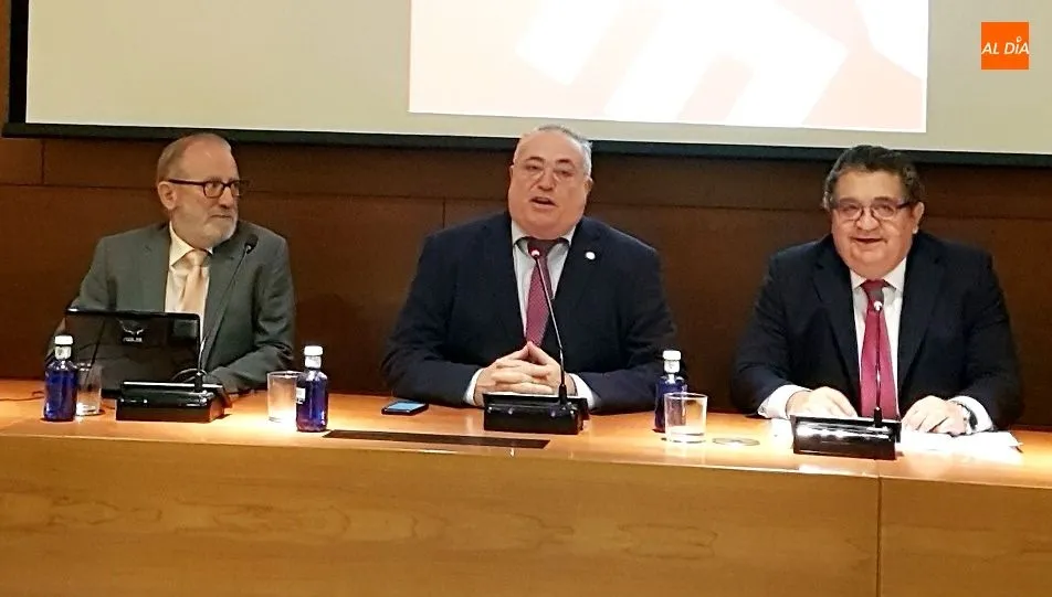 Agapito Fernández y Valentín Gallego, del Colegio de Economistas de Madrid, junto a Alfredo de Miguel, portavoz Cámara de Comercio Salamanca, en el centro
