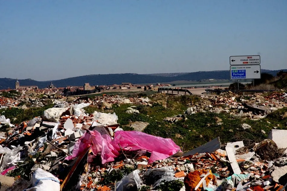 Foto 2 - El Ayuntamiento autoriza a la Junta a sellar el vertedero espont&aacute;neo de las rotondas de las...