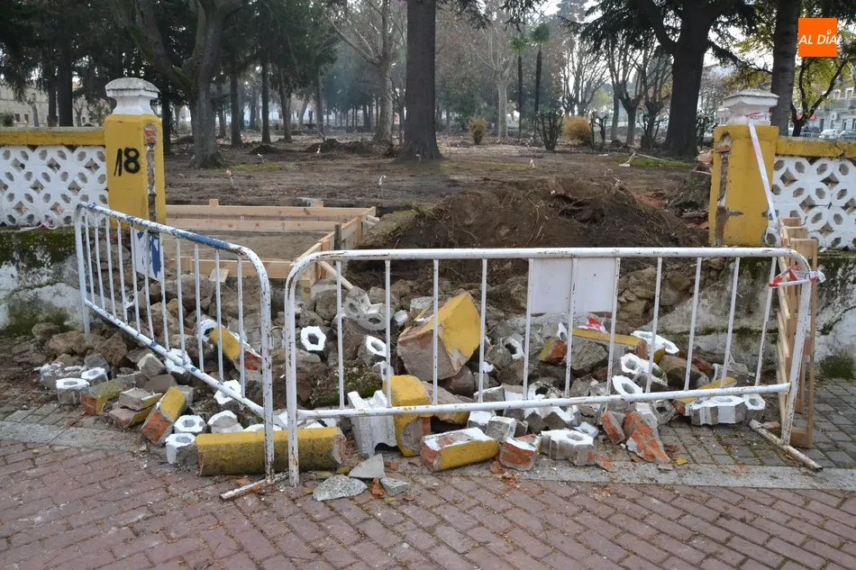 Foto 5 - Cede parte del muro del Parque La Florida al retirar una acacia en mal estado  