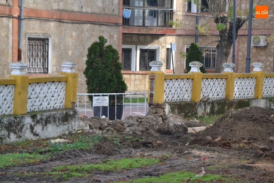 Foto 2 - Cede parte del muro del Parque La Florida al retirar una acacia en mal estado  
