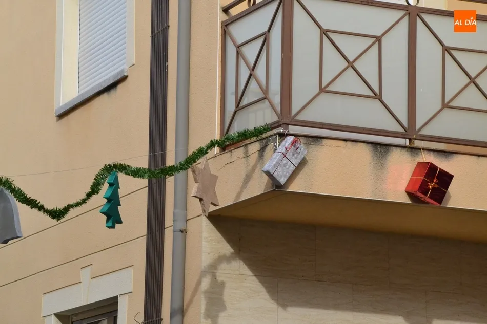 Los vecinos de la calle Valera se suman al espíritu navideño llenando su calle de regalos  