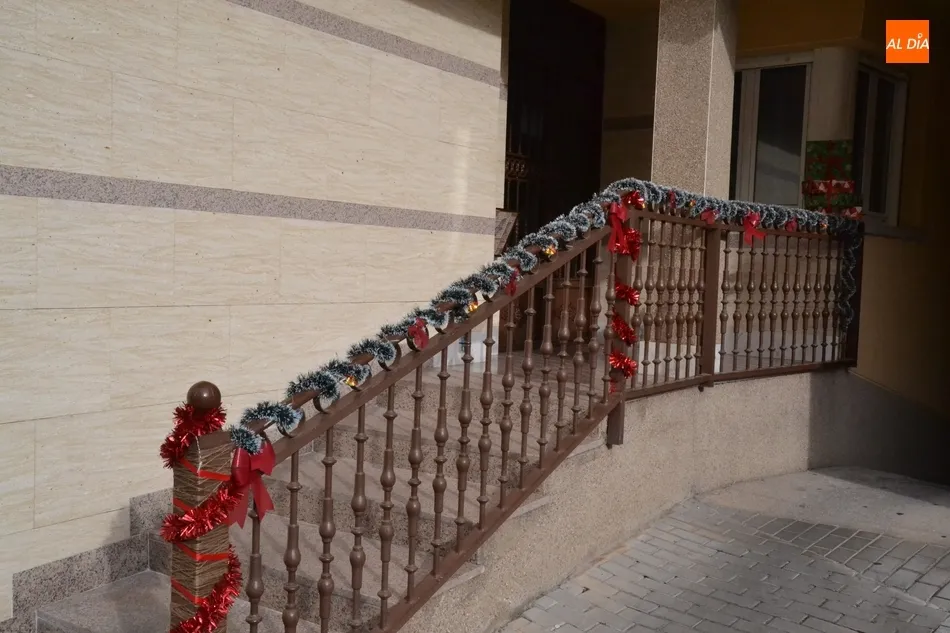 Foto 11 - Los vecinos de la calle Valera se suman al esp&iacute;ritu navide&ntilde;o llenando su calle de regalos  