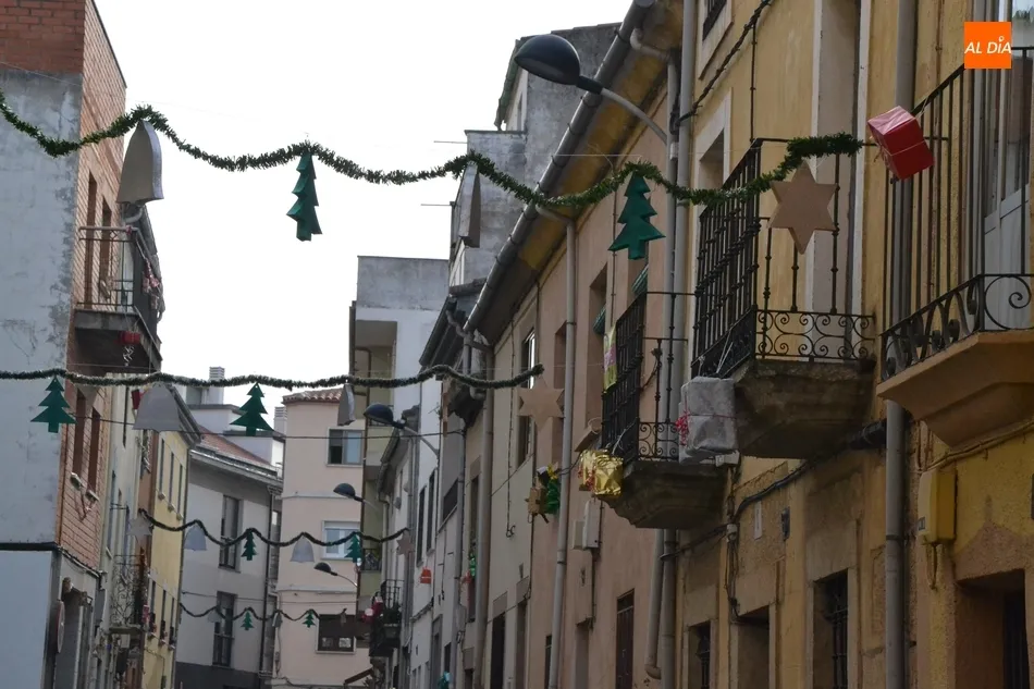 Foto 8 - Los vecinos de la calle Valera se suman al esp&iacute;ritu navide&ntilde;o llenando su calle de regalos  