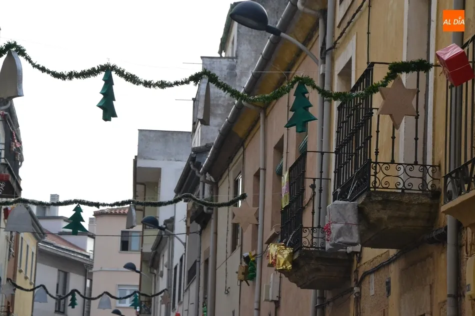 Foto 7 - Los vecinos de la calle Valera se suman al esp&iacute;ritu navide&ntilde;o llenando su calle de regalos  
