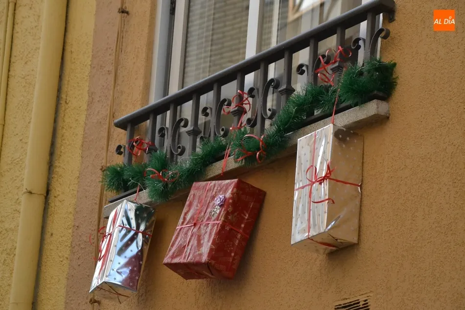 Foto 9 - Los vecinos de la calle Valera se suman al esp&iacute;ritu navide&ntilde;o llenando su calle de regalos  
