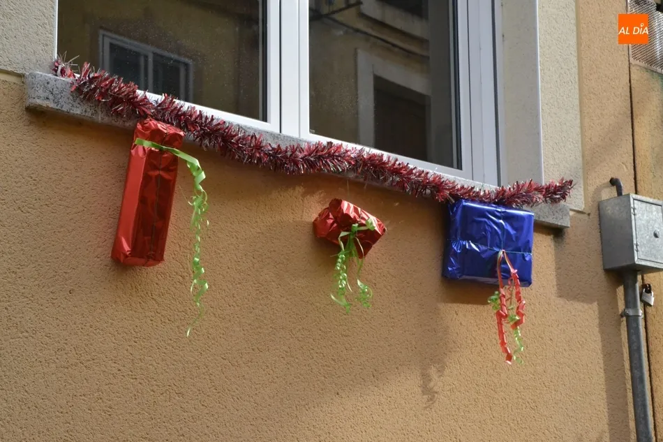 Foto 10 - Los vecinos de la calle Valera se suman al esp&iacute;ritu navide&ntilde;o llenando su calle de regalos  