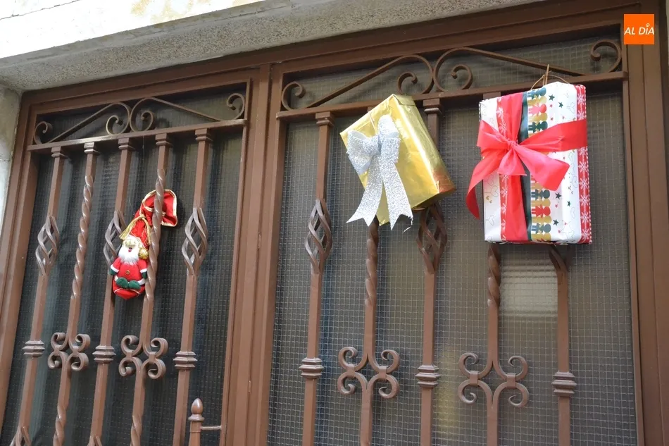 Foto 6 - Los vecinos de la calle Valera se suman al esp&iacute;ritu navide&ntilde;o llenando su calle de regalos  