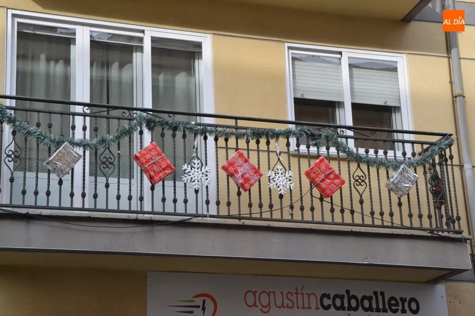 Foto 5 - Los vecinos de la calle Valera se suman al esp&iacute;ritu navide&ntilde;o llenando su calle de regalos  